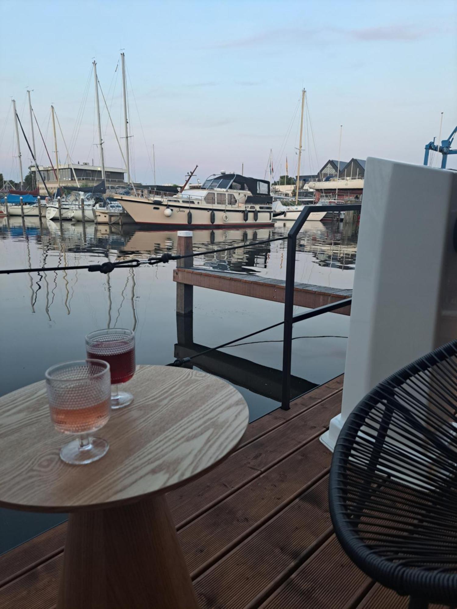 Cosy Tiny Houseboats Near Beach And Restaurants By Weltevreden Experience 제이볼데 외부 사진
